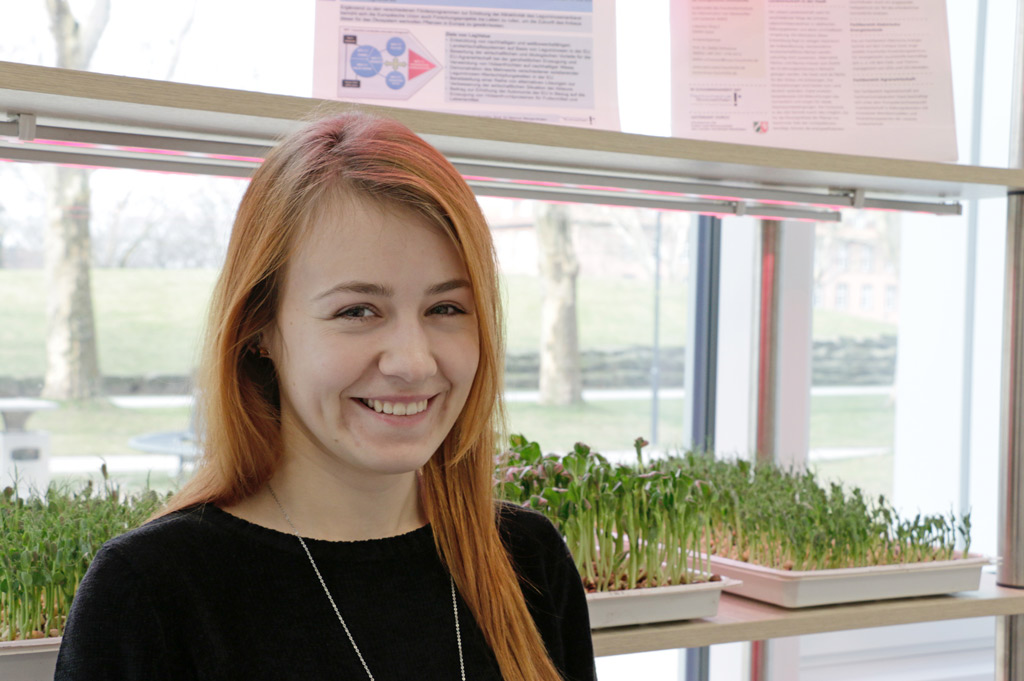 Gastforscherin Jovita Liutkutė untersucht die Lichtwirkung der speziellen LEDs auf Microgreens. (Bild:FH/Mertens)