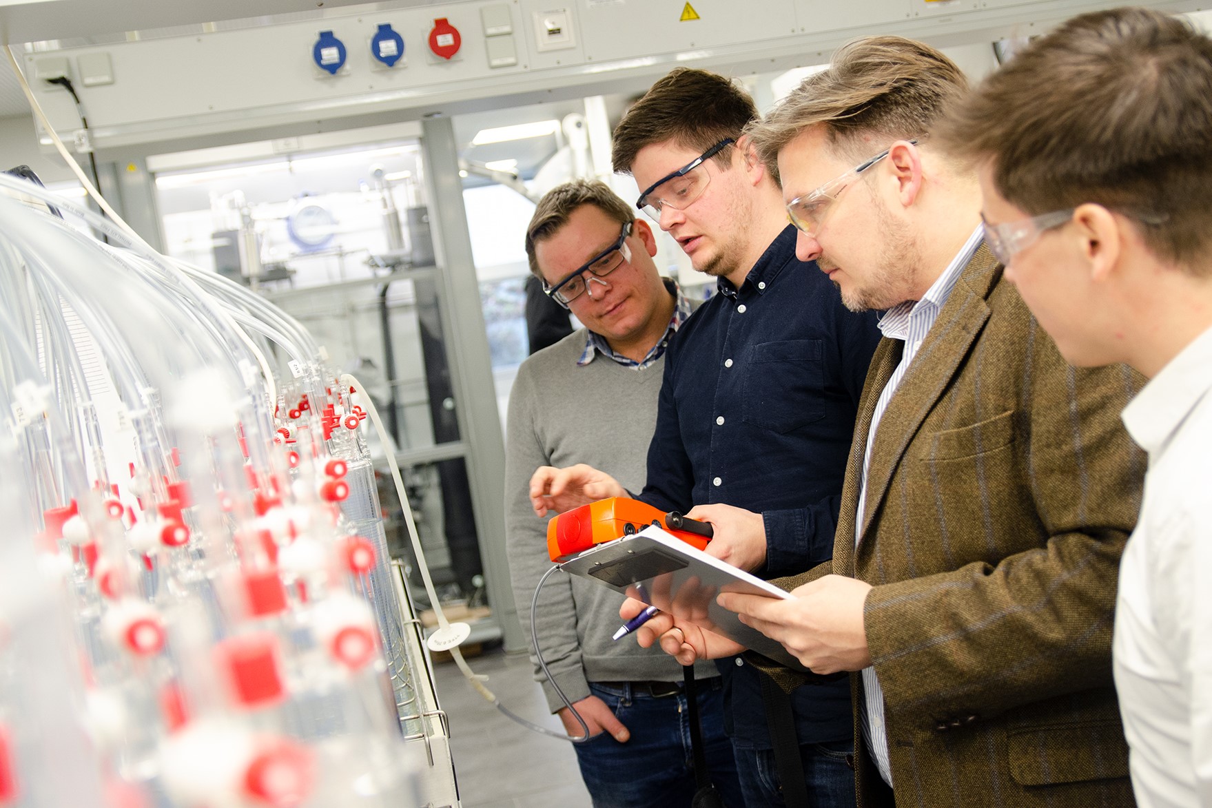 Im Februar trafen sie sich zum vorerst letzten Mal in Präsenz im Technikum an der FH Münster (v.l.): Matthias Kemper von der Privatmolkerei Naarmann aus Neuenkirchen, Tobias Weide, Dr.-Ing. Elmar Brügging und Thomas Holtrup. Das Team erforscht, welche Energiepotenziale in den Abwässern stecken, die bei Naarmann anfallen. (Bild: FH Münster|Theresa Gerks)