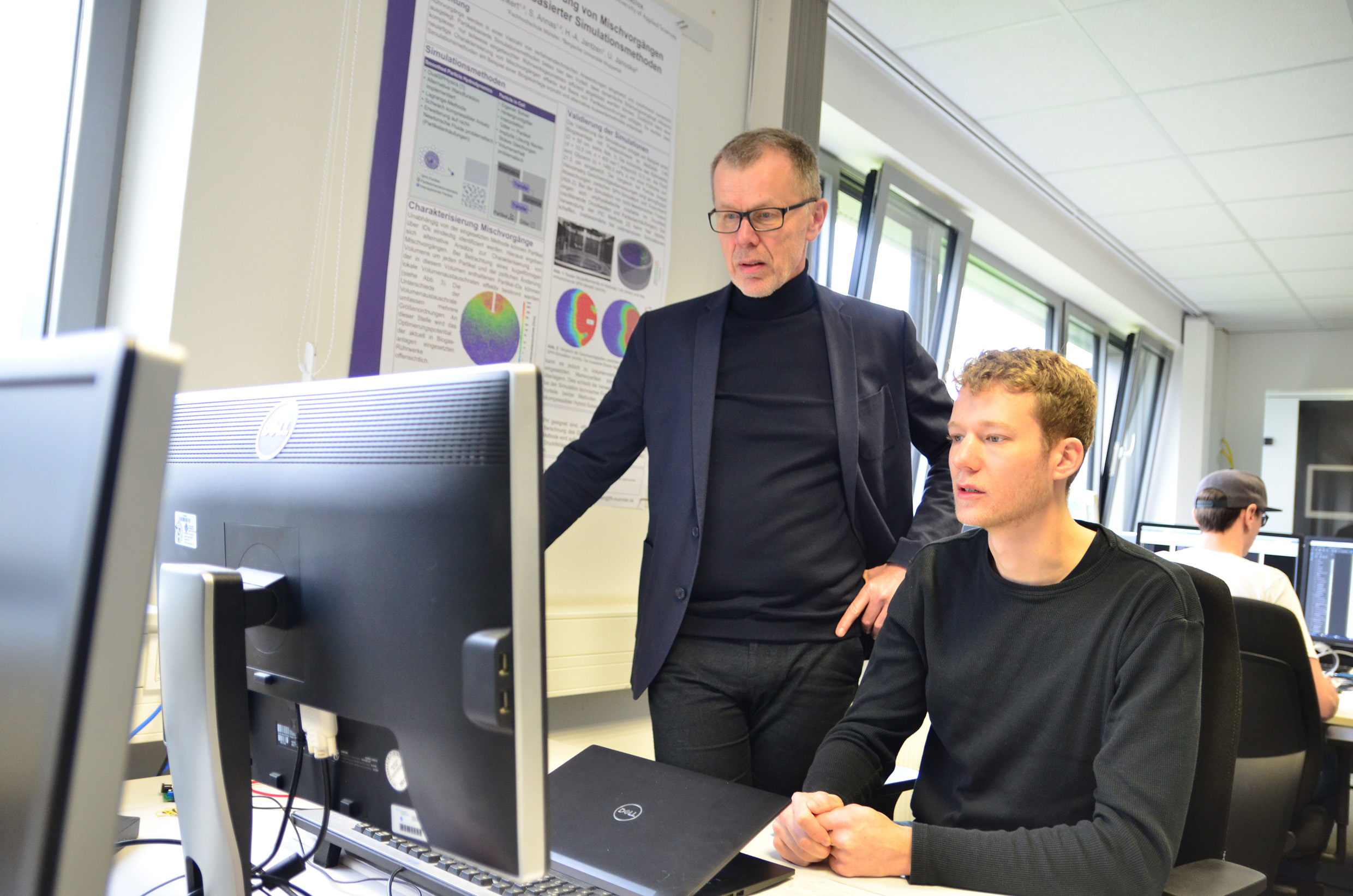Prof. Dr. Hans-Arno Jantzen und Lukas Weber arbeiten gemeinsam an der Gipsplattentrocknung. (Bild: FH Münster | Theresa Gerks).