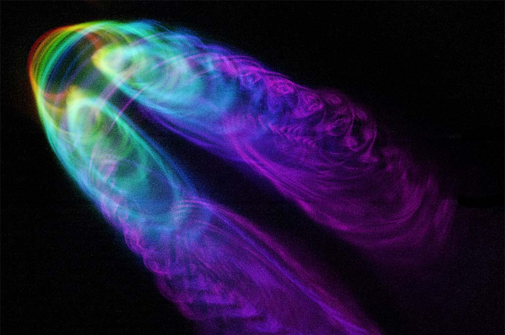 Schnittbild durch die Aerosolbildungszonen eines quer angeströmten Dampfgemischstrahls (Farben zeigen verschiedene Entfernungen vom Düsenaustritt). (Bild: Fachhochschule Südwestfalen).