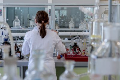Krankenhaussozialdienst im Krisenmodus Eine Angestellte im Krankenhaus wertet Proben aus.
