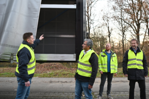 Vier Männer stehen vor einem Lkw