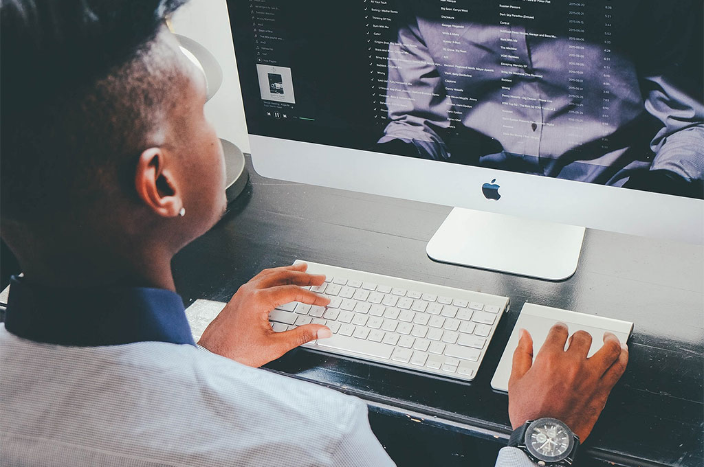 Selbstlernakademie für Cyber-Security Eine Person arbeitet am Computer.