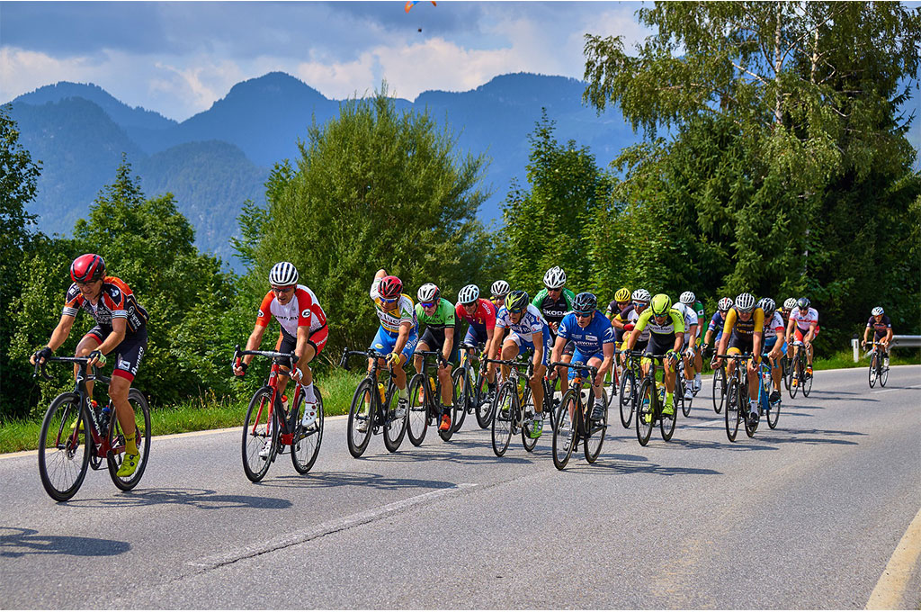 Mehr Komfort bem Triathlon Eine Gruppe von Triathlonsportler*innen auf Fahrrädern