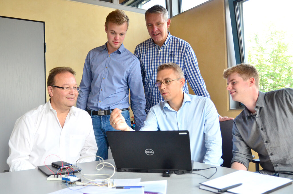Wie sich Multilayerfolien leichter überprüfen lassen, erforschen (v.l.) Helmut Teiting von thinkworks, Jan-Philipp Wessels, Jürgen Gröninger und Sascha Wagner vom Laserzentrum der FH Münster sowie Dennis Pollmann von thinkworks.